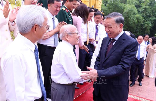 Tổng Bí thư, Chủ tịch nước Tô Lâm với các nhà báo tiêu biểu. Ảnh: Văn Điệp – TTXVN