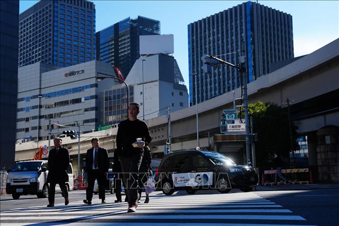 Người dân di chuyển trên đường phố tại Tokyo, Nhật Bản. Ảnh: THX/TTXVN