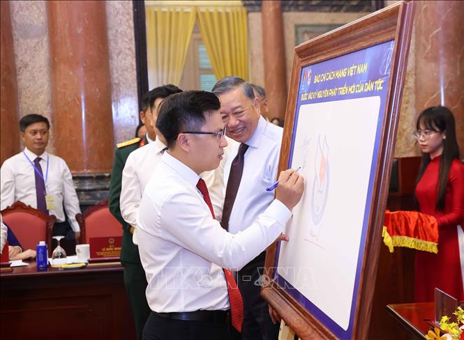Các nhà báo tiêu biểu ký lưu niệm vào biểu trưng của Hội Nhà báo Việt Nam. Ảnh: Văn Điệp – TTXVN