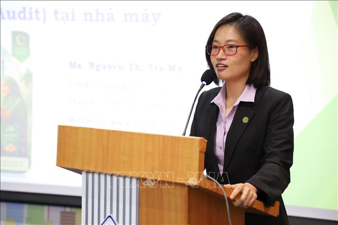 Bà Nguyễn Thị Trà My, Chuyên gia đánh giá kỹ thuật Văn phòng chứng nhận Halal Việt Nam cập nhật tiêu chuẩn thị trường Halal tại hội nghị. Ảnh: Xuân Anh - TTXVN