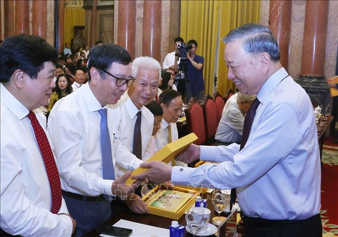 Tổng Bí thư, Chủ tịch nước Tô Lâm tặng quà lưu niệm cho các nhà báo tiêu biểu. Ảnh: Văn Điệp – TTXVN