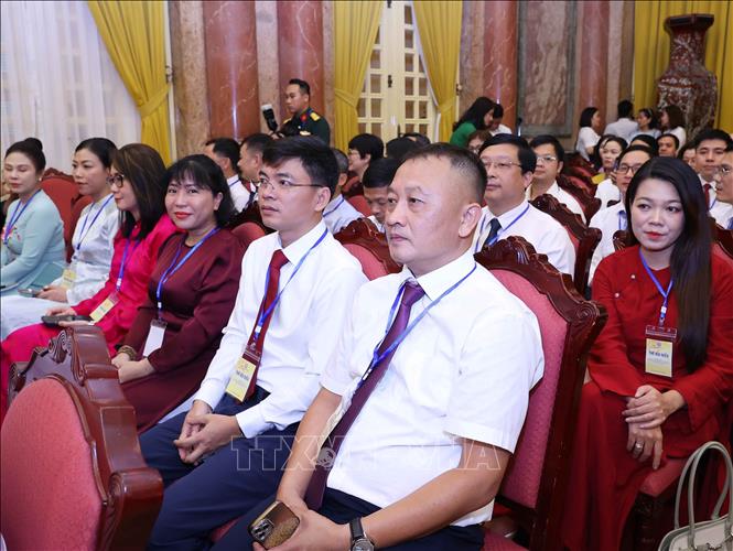 Các nhà báo tiêu biểu tham dự cuộc gặp mặt. Ảnh: Văn Điệp – TTXVN
