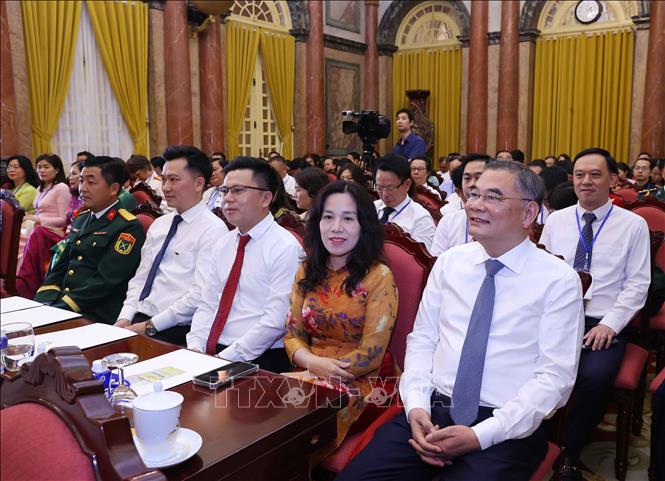 Các nhà báo tiêu biểu tham dự cuộc gặp mặt. Ảnh: Văn Điệp – TTXVN