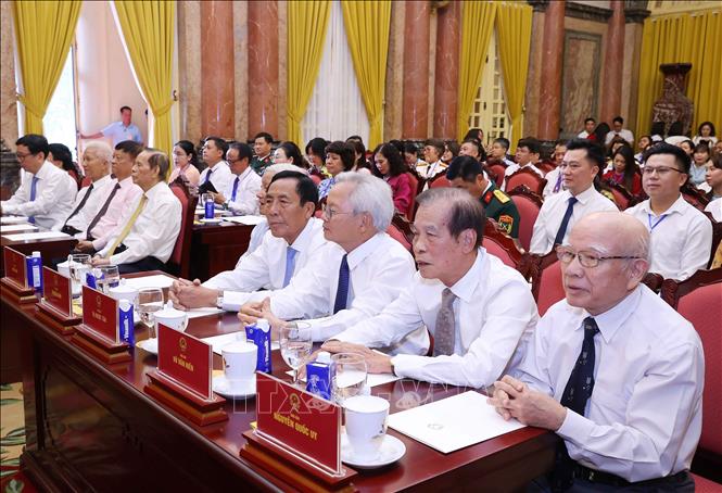 Các nhà báo tiêu biểu tham dự cuộc gặp mặt. Ảnh: Văn Điệp – TTXVN