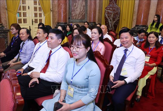 Các nhà báo tiêu biểu tham dự cuộc gặp mặt. Ảnh: Văn Điệp – TTXVN