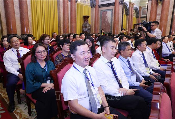 Các nhà báo tiêu biểu tham dự cuộc gặp mặt. Ảnh: Văn Điệp – TTXVN