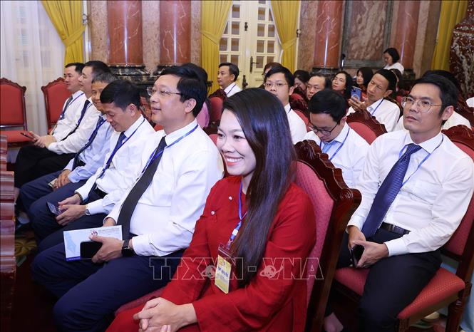 Các nhà báo tiêu biểu tham dự cuộc gặp mặt. Ảnh: Văn Điệp – TTXVN