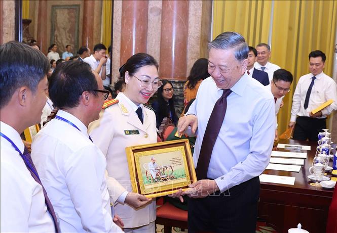 Tổng Bí thư, Chủ tịch nước Tô Lâm tặng quà lưu niệm cho các nhà báo tiêu biểu. Ảnh: Văn Điệp – TTXVN