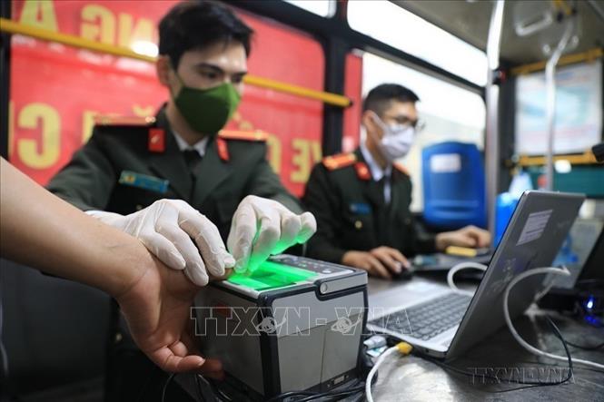 Nghị quyết số 57-NQ/TW ngày 22/12/2024 của Bộ Chính trị về đột phá phát triển khoa học, công nghệ, đổi mới sáng tạo và chuyển đổi số quốc gia. Trong ảnh: Bộ Công an - đơn vị nòng cốt trong việc thực hiện Đề án phát triển ứng dụng dữ liệu về dân cư, định danh và xác thực điện tử phục vụ việc chuyển đổi số quốc gia (Đề án 06). Ảnh: Thành Đạt - TTXVN
