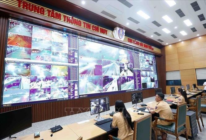 Nghị quyết số 57-NQ/TW ngày 22/12/2024 của Bộ Chính trị về đột phá phát triển khoa học, công nghệ, đổi mới sáng tạo và chuyển đổi số quốc gia. Trong ảnh: Hệ thống giám sát giao thông 24/24 bằng camera AI tại trung tâm thông tin chỉ huy của Cục Cảnh sát giao thông, Bộ Công an (7/2025). Ảnh: Phạm Kiên - TTXVN