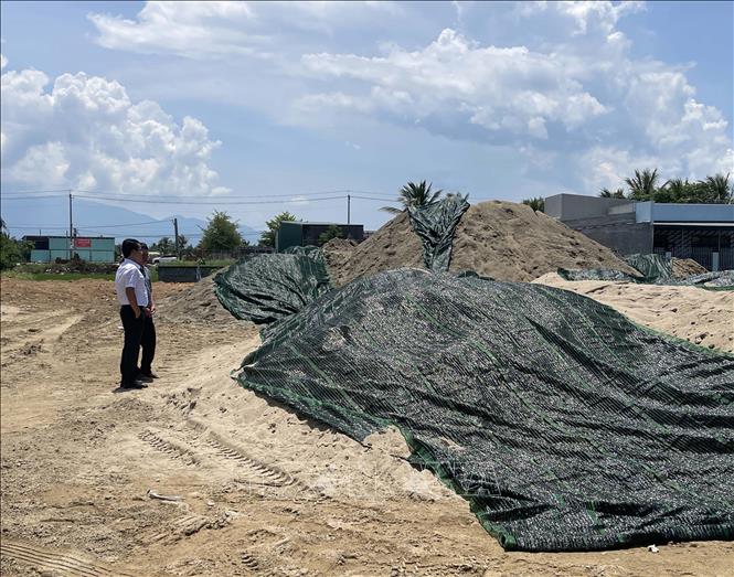 Nhiều doanh nghiệp ở phía Nam Khánh Hòa chủ động tích trữ khoáng sản làm vật liệu xây dựng phục vụ cho các công trình đầu tư ngoài ngân sách. Ảnh: Công Thử - TTXVN
