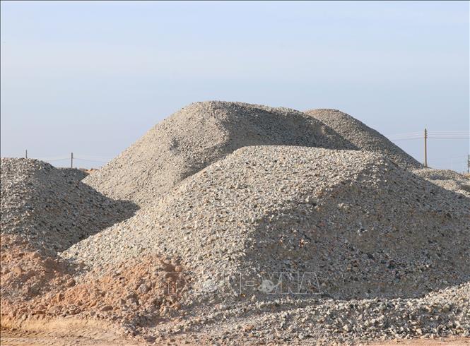 Khoáng sản san lấp chuẩn bị phục vụ dự án điện khí LNG Cà Ná (xã Cà Ná). Ảnh: Công Thử - TTXVN