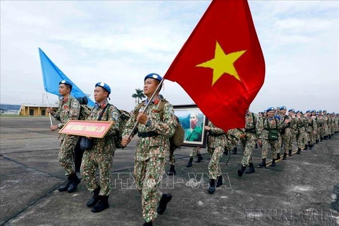 Nghị quyết số 59-NQ/TW ngày 24/01/2025 của Bộ Chính trị về hội nhập quốc tế trong tình hình mới. Trong ảnh: Đội Công binh số 2 lên đường thực hiện nhiệm vụ gìn giữ hòa bình Liên hợp quốc tại Phái bộ UNISFA, khu vực Abyei (8/2023). Ảnh: An Đăng – TTXVN
