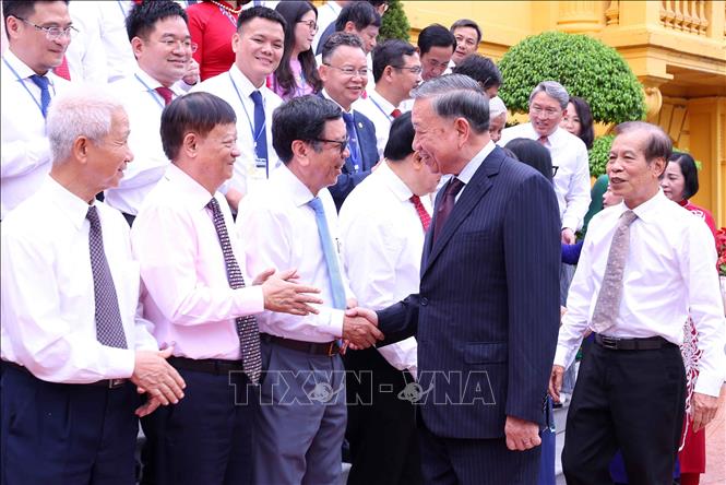 Tổng Bí thư, Chủ tịch nước Tô Lâm với các nhà báo tiêu biểu. Ảnh: Văn Điệp – TTXVN