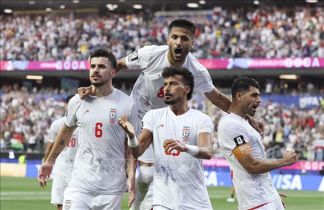 Các cầu thủ Iran ăn mừng bàn thắng vào lưới đội tuyển New Zealand trong trận ra quân ở bảng G World Cup 2026 trên sân vận động Los Angeles, Mỹ, ngày 15/6/2026. Ảnh: THX/TTXVN phát