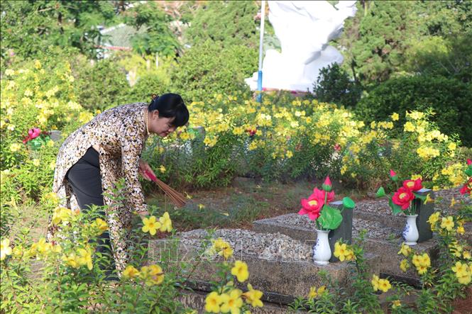 Offering incense to pay tribute to war martyrs at the martyrs' cemetery of Hue city. VNA Photo: Mai Trang   