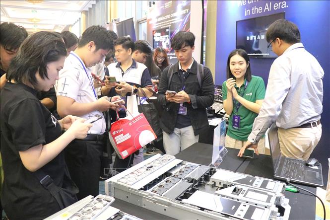 Đông đảo các đại biểu tham quan triển lãm tại hội nghị. Ảnh: Thanh Vũ – TTXVN 
