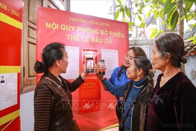 Nghị quyết số 57-NQ/TW ngày 22/12/2024 của Bộ Chính trị về đột phá phát triển khoa học, công nghệ, đổi mới sáng tạo và chuyển đổi số quốc gia. Trong ảnh: Người dân phường Vĩnh Hưng, Hà Nội quét mã QR để tra cứu nhanh thông tin ứng cử viên ngay tại điểm bầu cử Đại biểu Quốc hội khóa XVI và Đại biểu Hội đồng nhân dân các cấp nhiệm kỳ 2026 – 2031 (3/2026). Ảnh: TTXVN phát