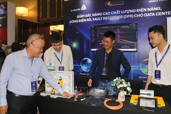 Đông đảo các đại biểu tham quan triển lãm tại hội nghị. Ảnh: Thanh Vũ – TTXVN 
