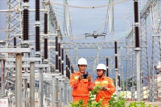 Tổng công ty Truyền tải điện Quốc gia (EVNNPT) đẩy mạnh chuyển đổi số trong công tác quản lý vận hành hệ thống truyền tải điện, ứng dụng thiết bị bay không người lái (UAV), phân tích hình ảnh do UAV thu thập được bằng trí tuệ nhân tạo (AI). Ảnh: Huy Hùng – TTXVN