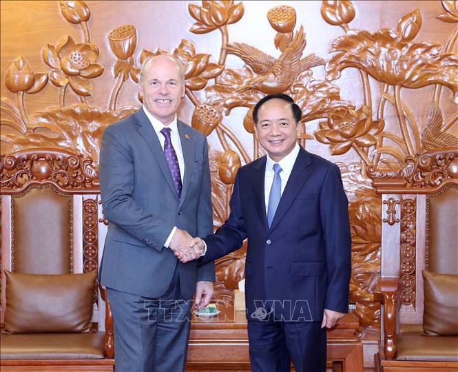 Trưởng Ban Tuyên giáo và Dân vận Trung ương Trịnh Văn Quyết tiếp Đại sứ Canada tại Việt Nam Jim Nickel. Ảnh: Phương Hoa - TTXVN