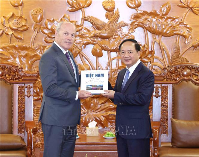 Trưởng Ban Tuyên giáo và Dân vận Trung ương Trịnh Văn Quyết trao quà lưu niệm cho Đại sứ Canada tại Việt Nam Jim Nickel. Ảnh: Phương Hoa - TTXVN
