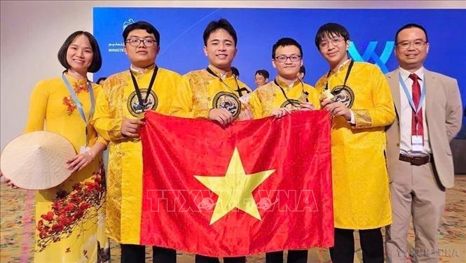 Nghị quyết số 71-NQ/TW của Bộ Chính trị về đột phá phát triển giáo dục và đào tạo. Trong ảnh: Đội tuyển Việt Nam tham dự Kỳ thi Olympic Hóa học Quốc tế (ICHO) lần thứ 57, năm 2025 tại Dubai, Các Tiểu vương quốc Ả Rập Thống nhất (UAE) đã xuất sắc giành 04 Huy chương vàng (trong đó có 2 HCV nằm trong top 10). Ảnh: TTXVN phát