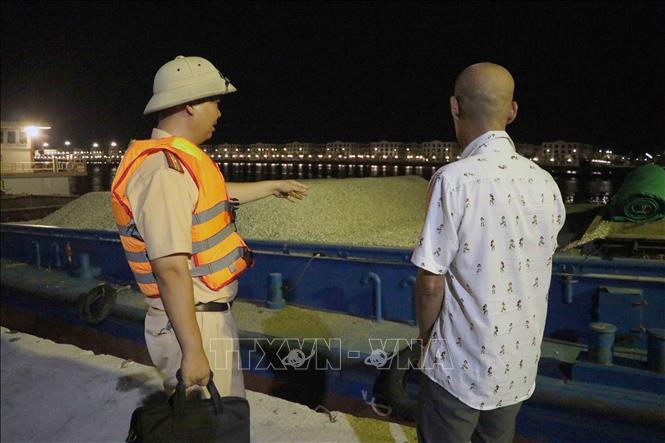 Lực lượng Cảng sát giao thông đường thủy xử phạt tàu cập cảng hết phép. Ảnh: Hoàng Ngọc – TTXVN