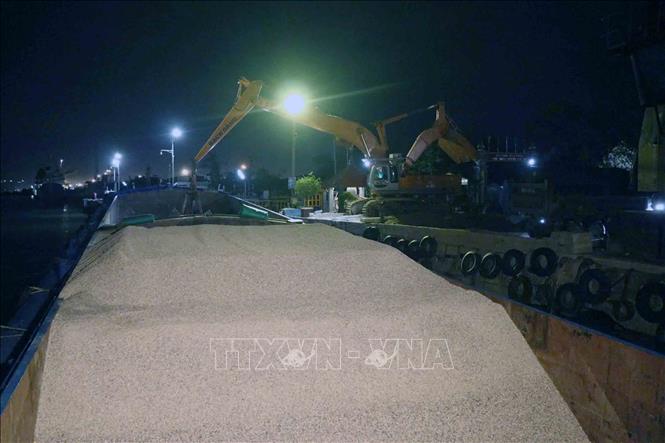 Bến thủy của Công ty Cổ phần Thương mại Việt Thắng vẫn hoạt động khi hết phép. Ảnh: Hoàng Ngọc – TTXVN 