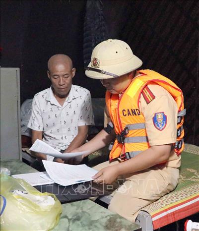 Lực lượng Cảnh sát giao thông đường thủy xử phạt tàu cập cảng hết phép. Ảnh: Hoàng Ngọc – TTXVN