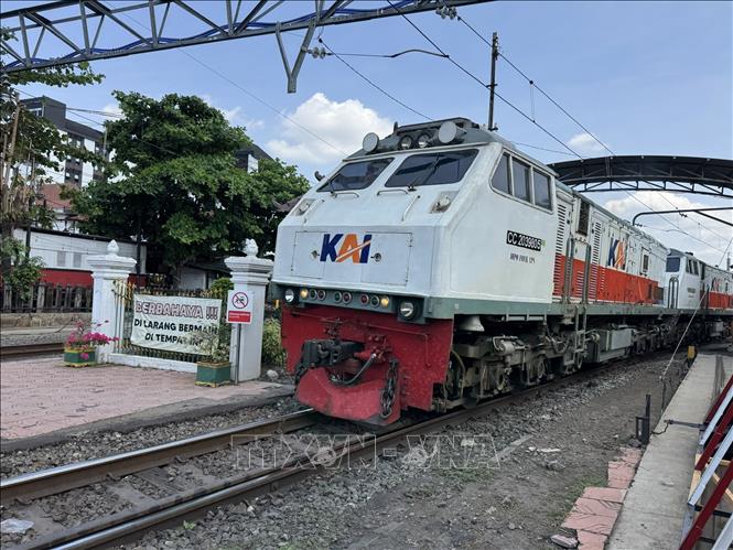 Tàu chở khách của Công ty Đường sắt Indonesia (KAI) khởi hành từ nhà ga Tugu ở Yogyakarta. Ảnh: Đỗ Quyên – PV TTXVN tại Indonesia
