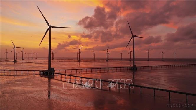 Nghị quyết số 70-NQ/TW ngày 20/8/2025 của Bộ Chính trị về bảo đảm an ninh năng lượng quốc gia đến năm 2030, tầm nhìn đến năm 2045. Trong ảnh: Nhà máy Điện gió Bạc Liêu (ấp Biển Đông A, xã Vĩnh Trạch Đông, tỉnh Bạc Liêu cũ) là dự án được đánh giá góp phần quan trọng trong việc bảo vệ môi trường sống, giảm sự ảnh hưởng của biến đổi khí hậu. Ảnh: Phan Tuấn Anh – TTXVN
