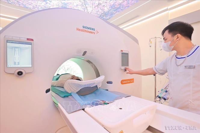 Bệnh viện đa khoa Tâm Anh (Hà Nội) đưa vào sử dụng siêu máy chụp CT Somatom Force VB30; với hơn 100.000 lát cắt siêu mỏng, tốc độ chụp nhanh nhất, tích hợp AI giúp phát hiện chính xác những tổn thương siêu nhỏ ở mạch não, mạch vành, các tạng trong cơ thể giúp chẩn đoán, phát hiện rất sớm và hỗ trợ tốt điều trị nhiều bệnh lý nguy hiểm. Ảnh: Minh Quyết – TTXVN