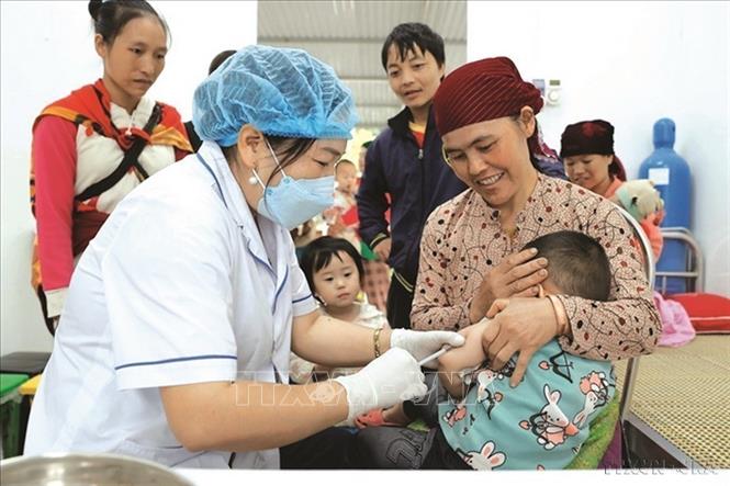 Nghị quyết số 72-NQ/TW ngày 09/9/2025 của Bộ Chính trị về một số giải pháp đột phá, tăng cường bảo vệ, chăm sóc và nâng cao sức khỏe Nhân dân Trong ảnh: Nhân viên y tế tiêm vaccine cho trẻ tại Hà Giang trong chương trình tiêm chủng mở rộng quốc gia (4/2024). Ảnh: Minh Quyết – TTXVN
