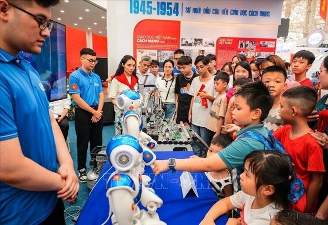Nghị quyết số 71-NQ/TW của Bộ Chính trị về đột phá phát triển giáo dục và đào tạo. Trong ảnh: Học sinh tham quan, tìm hiểu robot ở gian trưng bày của Bộ Giáo dục và Đào tạo tại Triển lãm thành tựu đất nước
80 năm Độc lập - Tự do - Hạnh phúc (8/2025). Ảnh: Hoàng Hiếu – TTXVN
