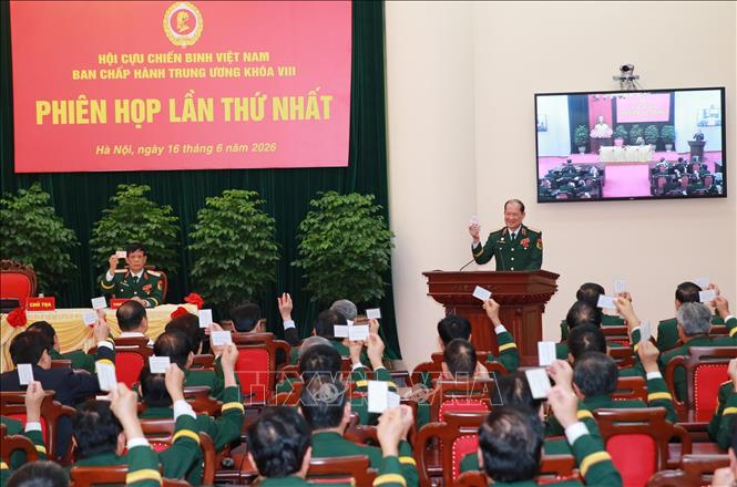Các đại biểu thông qua danh sách bầu Ban Thường vụ Hội Cựu chiến binh Việt Nam tại Phiên họp thứ Nhất Ban Chấp hành Trung ương hội khóa VIII. Ảnh: Trọng Đức - TTXVN