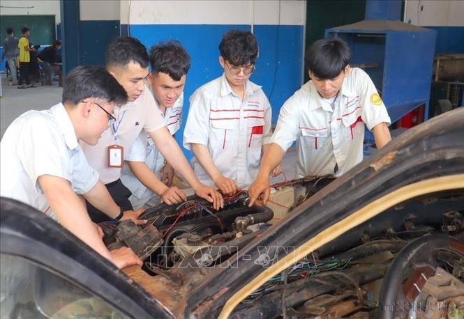 Nghị quyết số 71-NQ/TW ngày 22/8/2025 của Bộ Chính trị về đột phá phát triển giáo dục và đào tạo, tạo cơ chế đột phá trong phát triển giáo dục, xây dựng nguồn nhân lực tương lai cho đất nước. Trong ảnh: Sinh viên Trường Cao đẳng Đại Việt Đà Nẵng trong giờ thực hành. Ảnh: Quốc Dũng – TTXVN