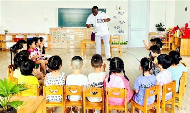 Nghị quyết số 71-NQ/TW của Bộ Chính trị về đột phá phát triển giáo dục và đào tạo. Trong ảnh: Thời gian qua, ngành Giáo dục tỉnh Hưng Yên đã triển khai nhiều giải pháp nhằm xây dựng môi trường học tập tiếng Anh trong trường học, góp phần từng bước hiện thực hóa mục tiêu đưa tiếng Anh trở thành ngôn ngữ thứ hai. Ảnh: Thế Duyệt – TTXVN