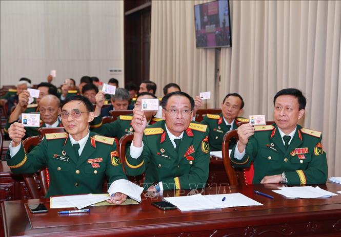 Các đại biểu thông qua danh sách bầu Ban Thường vụ Hội Cựu chiến binh Việt Nam tại Phiên họp thứ Nhất Ban Chấp hành Trung ương hội khóa VIII. Ảnh: Trọng Đức - TTXVN
