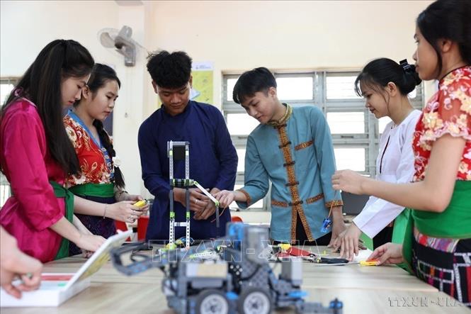 Nghị quyết số 71-NQ/TW của Bộ Chính trị về đột phá phát triển giáo dục và đào tạo. Trong ảnh: Trường THPT Dân tộc nội trú N’Trang Lơng là một trong những trường chuyên biệt của tỉnh Đắk Lắk hiện có 554 học sinh thuộc 21 dân tộc đang sinh sống trên địa bàn với nhiều chính sách hỗ trợ ăn, ở, đi lại cho học sinh. Ảnh: Thanh Tùng – TTXVN
