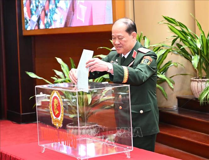 Các đại biểu bỏ phiếu bầu Ban chấp hành khóa 8, nhiệm kỳ 2026 - 2031. Ảnh: Trọng Đức - TTXVN