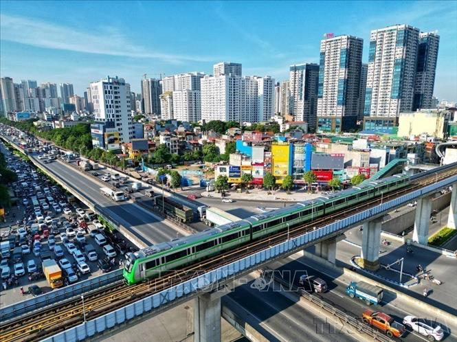 Phát triển hệ thống kết cấu hạ tầng chiến lược, đồng bộ, hiện đại đáp ứng yêu cầu phát triển đất nước trong kỷ nguyên mới là một trong những mục tiêu quan trọng của Nghị quyết số 79-NQ/TW. Trong ảnh: Tuyến đường sắt đô thị Cát Linh - Hà Đông (Hà Nội) là tuyến đường sắt đô thị đầu tiên của cả nước, trở thành phương tiện đi lại tin cậy hằng ngày của người dân Thủ đô. Ảnh: Tuấn Anh - TTXVN