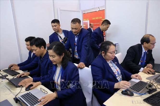 Phóng viên, biên tập viên Ban biên tập Ảnh, Thông tấn xã Việt Nam tác nghiệp, đưa tin trực tiếp tại khu vực Trung tâm báo chí Đại hội XIV của Đảng (1/2026). Ảnh: TTXVN