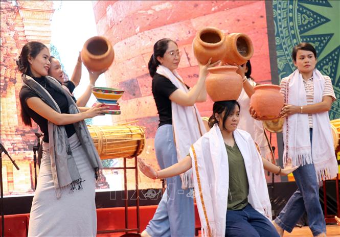 Các diễn viên không chuyên tích cực tập luyện điệu múa Chăm để biểu diễn tại ngày hội  
Ảnh: Công Thử - TTXVN