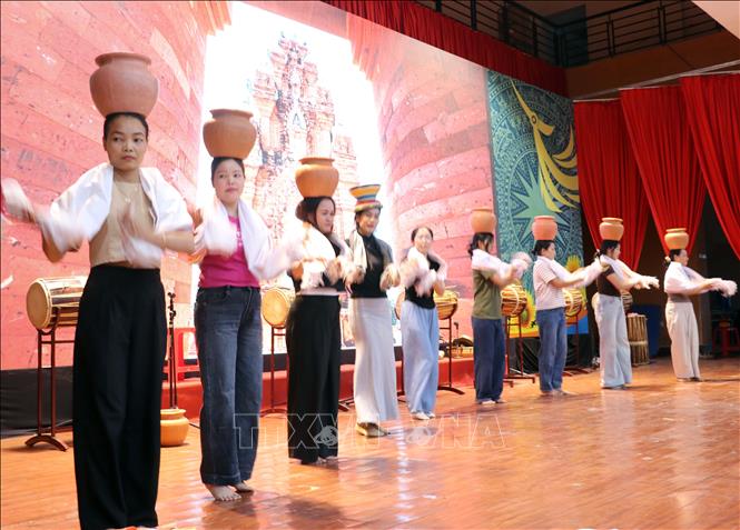 Các diễn viên không chuyên tích cực tập luyện điệu múa Chăm để biểu diễn tại ngày hội  
Ảnh: Công Thử - TTXVN