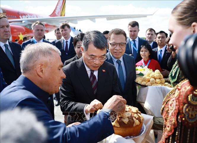 Lãnh đạo Cộng hoà Tatarstan mời Thủ tướng Lê Minh Hưng dùng bánh mì muối và kẹo ngọt theo nghi thức truyền thống đón khách quý của địa phương. Ảnh: Dương Giang – TTXVN 