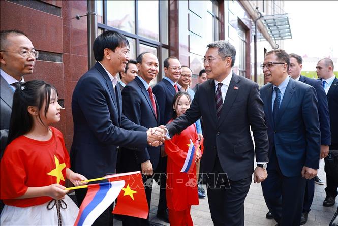 Cán bộ, nhân viên Đại sứ quán và cộng đồng người Việt Nam tại thành phố Kazan, Cộng hoà Tatarsta đón Thủ tướng Lê Minh Hưng. Ảnh: Dương Giang – TTXVN