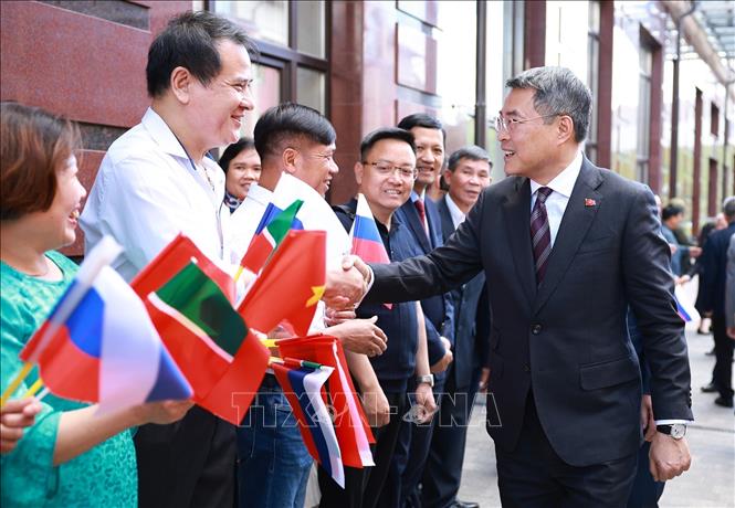 Cán bộ, nhân viên Đại sứ quán và cộng đồng người Việt Nam tại thành phố Kazan, Cộng hoà Tatarsta đón Thủ tướng Lê Minh Hưng. Ảnh: Dương Giang – TTXVN
