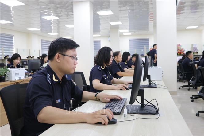 Công chức hải quan Đội thông quan, Chi cục Hải quan khu vực III kiểm tra tờ khai trên hệ thống. Ảnh: Mạnh Tú - TTXVN