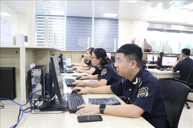Công chức hải quan Đội thông quan, Chi cục Hải quan khu vực III kiểm tra tờ khai trên hệ thống. Ảnh: Mạnh Tú - TTXVN